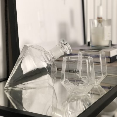 Whiskykaraffel Diamant med 4 Glass & Treplate, 0,75 liter